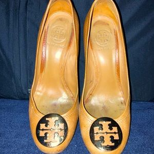 Tory Burch size 7.5 tan wedge shoes. Gold logo